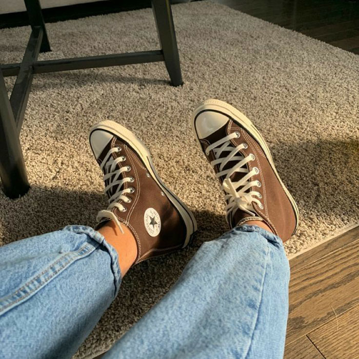 Vẻ đẹp cổ điển nhất định không thể bỏ lỡ của giày Converse nâu