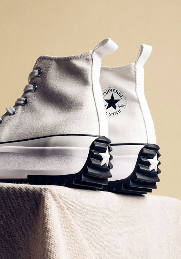 Nâng tầm outfit chỉ với một đôi Converse trắng basic