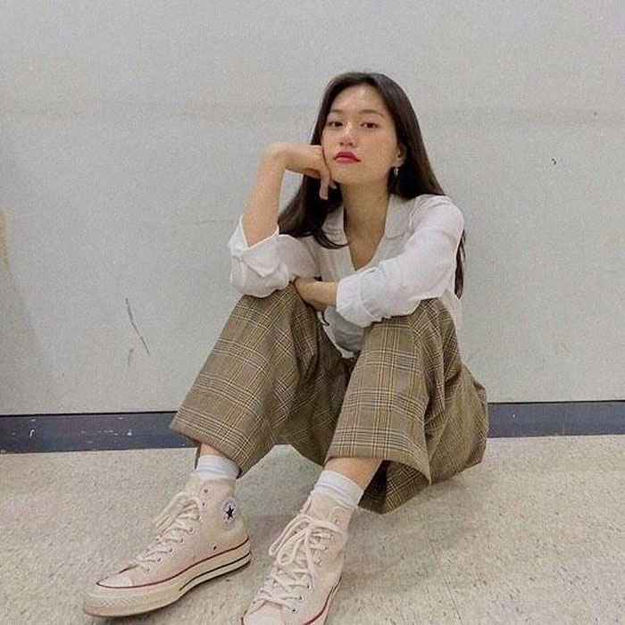 Nâng tầm outfit chỉ với một đôi Converse trắng basic