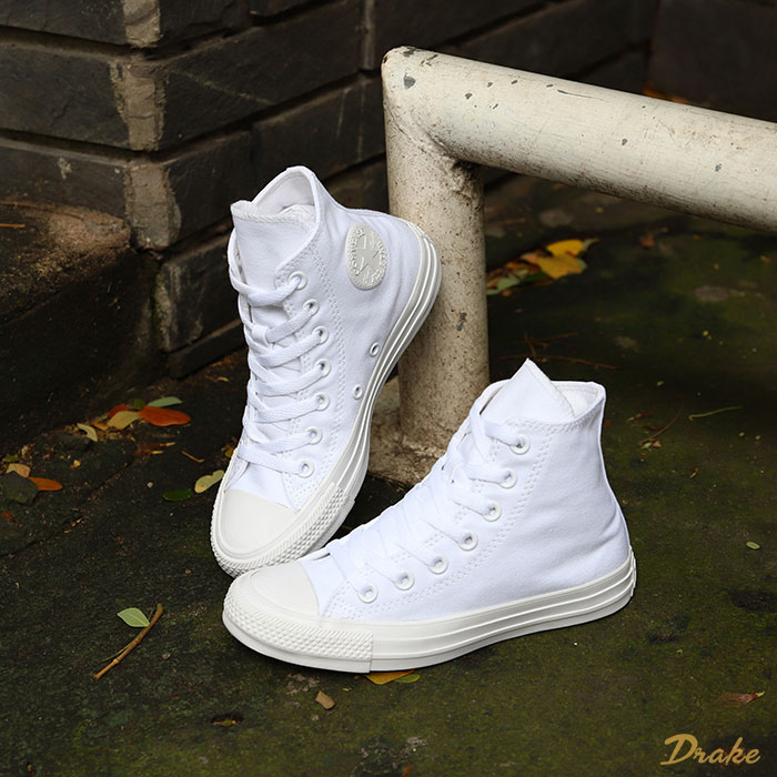 Nâng tầm outfit chỉ với một đôi Converse trắng basic