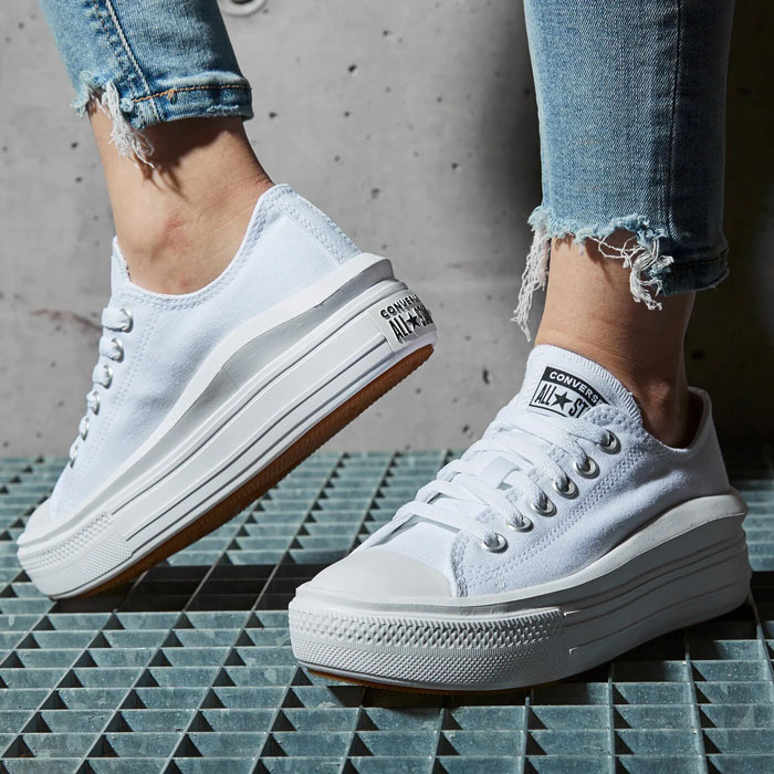 Nâng tầm outfit chỉ với một đôi Converse trắng basic