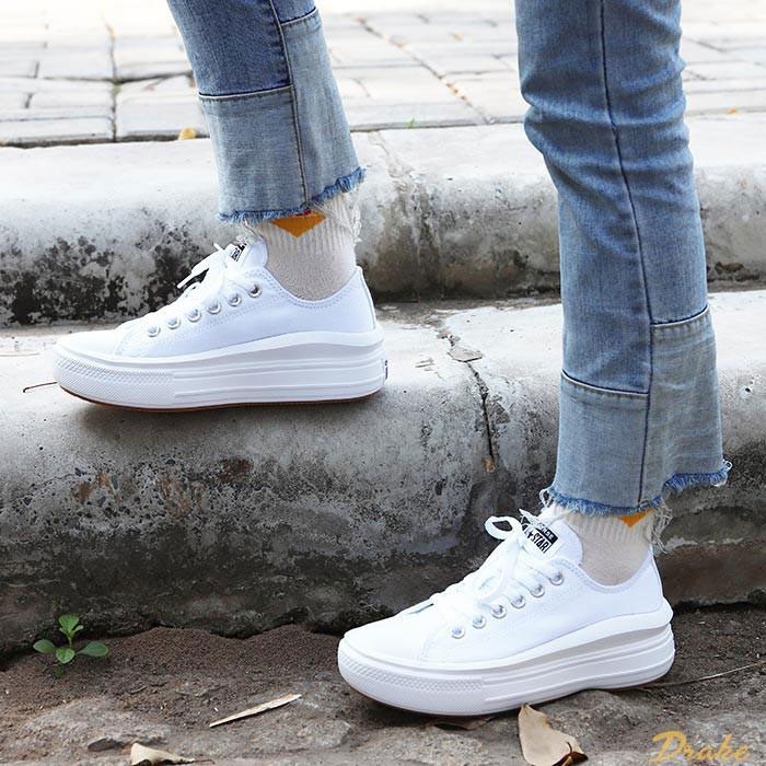 Nâng tầm outfit chỉ với một đôi Converse trắng basic