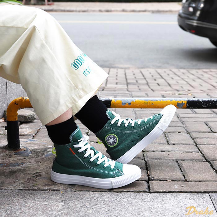 Xua tan nắng mùa hè cùng những đôi giày Converse xanh 