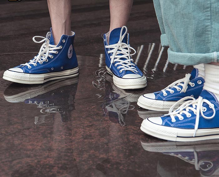 Xua tan nắng mùa hè cùng những đôi giày Converse xanh 