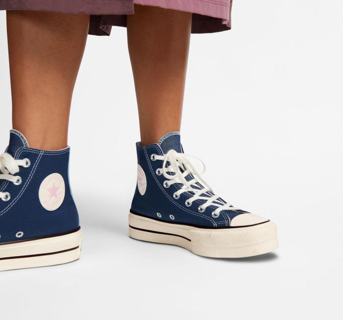 Xua tan nắng mùa hè cùng những đôi giày Converse xanh 