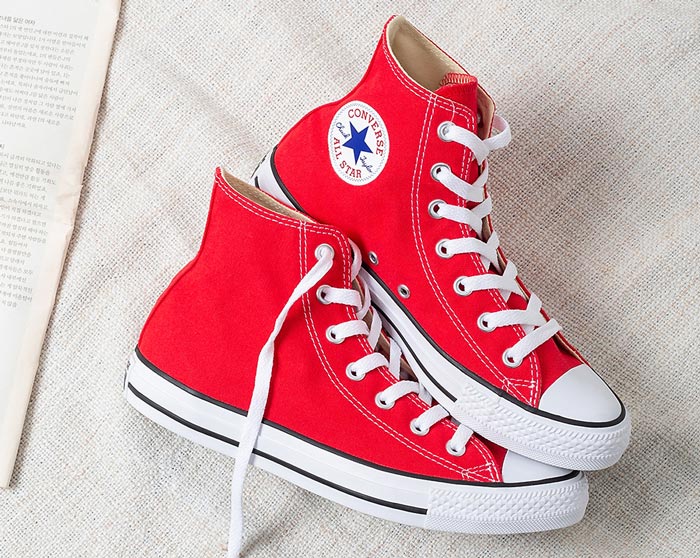 Khám phá năng lượng của các mẫu giày Converse cổ cao màu đỏ