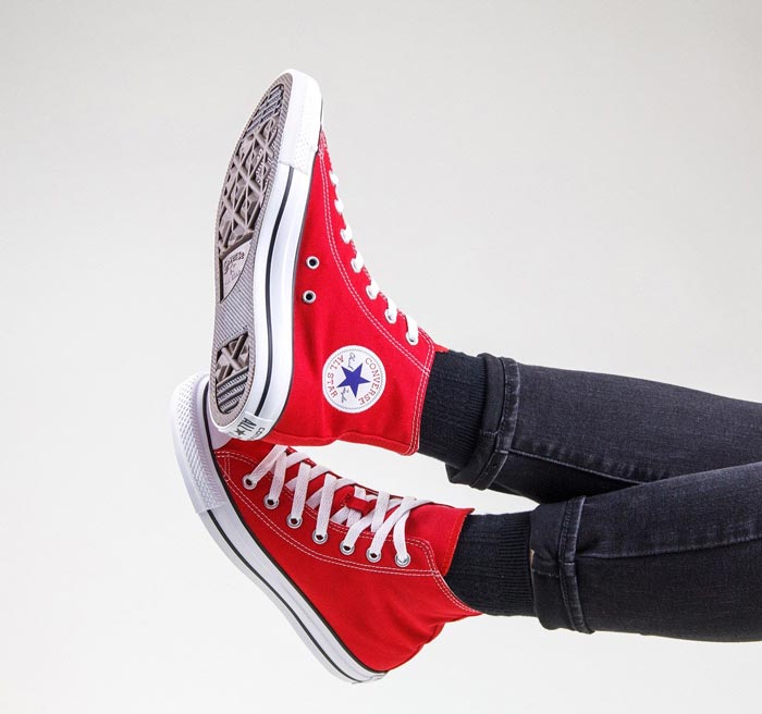 Khám phá năng lượng của các mẫu giày Converse cổ cao màu đỏ