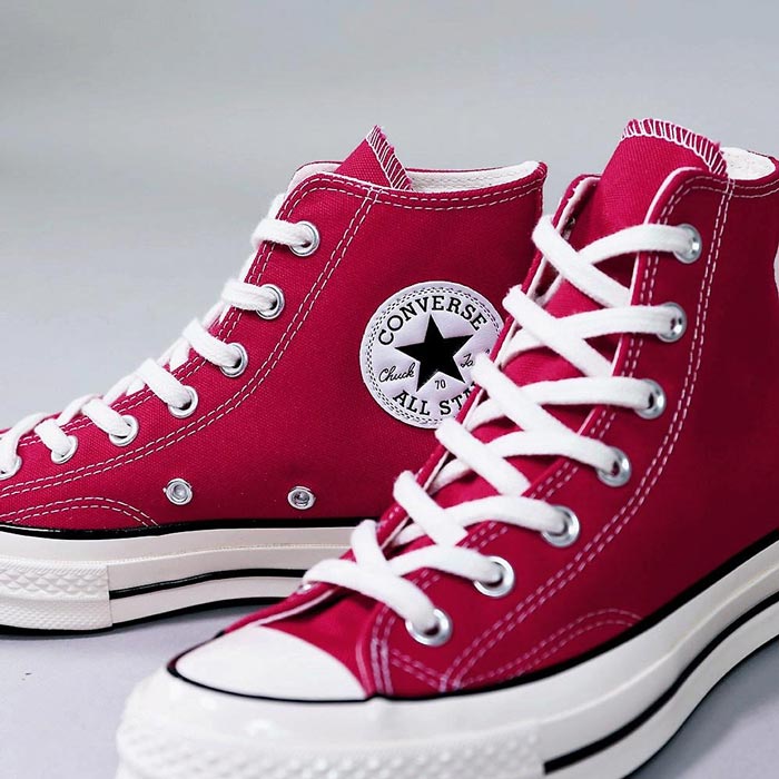 Khám phá năng lượng của các mẫu giày Converse cổ cao màu đỏ