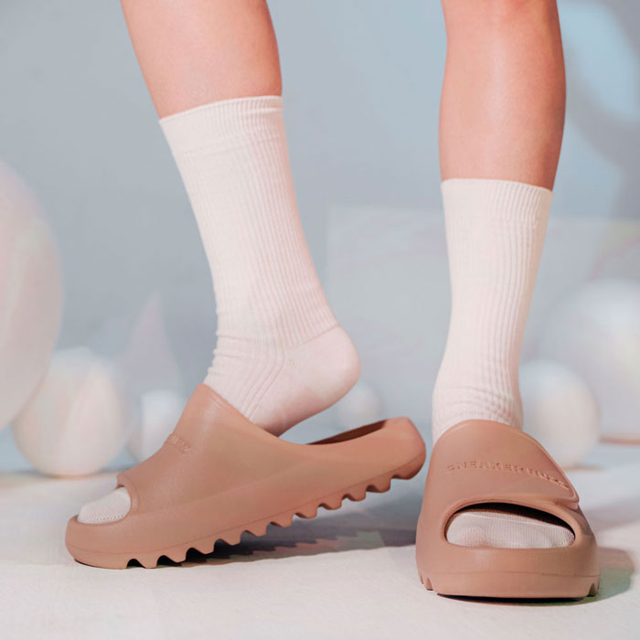 Mùa hè năng động hơn cùng dép Sneaker Buzz Cloud Slide