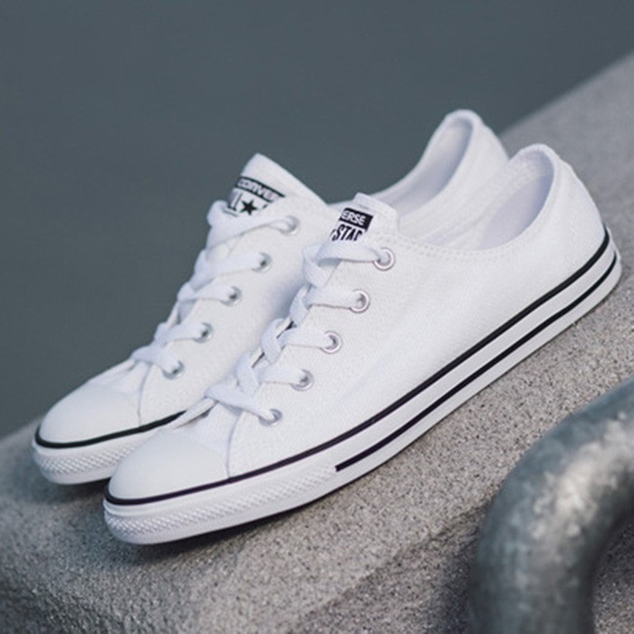 Các cô nàng có thể vừa cá tính vừa dịu dàng với những dòng giày nữ Converse