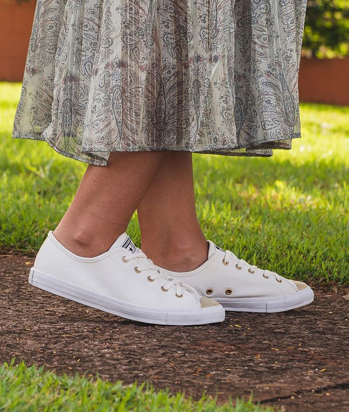 Các cô nàng có thể vừa cá tính vừa dịu dàng với những dòng giày nữ Converse