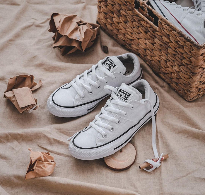 Các cô nàng có thể vừa cá tính vừa dịu dàng với những dòng giày nữ Converse