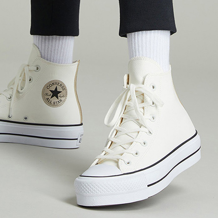Các cô nàng có thể vừa cá tính vừa dịu dàng với những dòng giày nữ Converse
