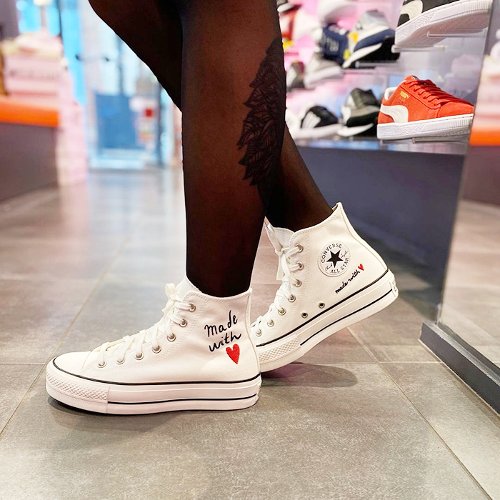 Các cô nàng có thể vừa cá tính vừa dịu dàng với những dòng giày nữ Converse