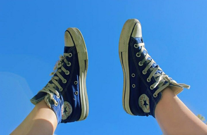 Trở lại thiết kế basic cực thời trang của giày Converse Classic xanh navy