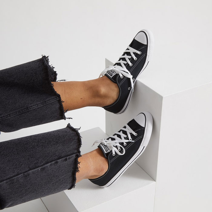 Nhìn lại những thiết kế giày Converse da thấp cổ với chất liệu hợp thời