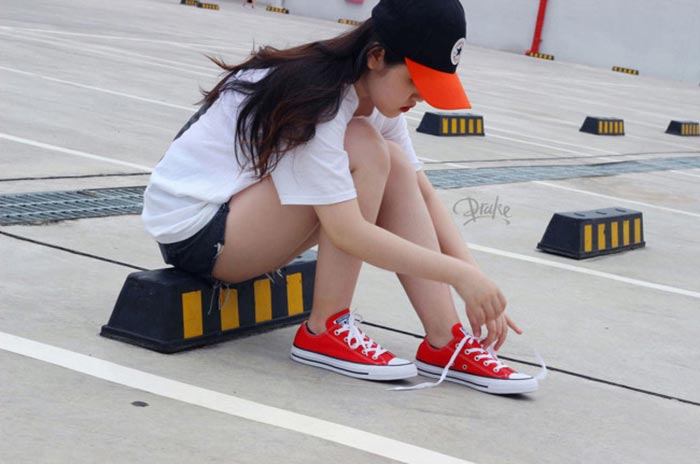 Giày Converse màu đỏ và xu hướng street style mùa hè