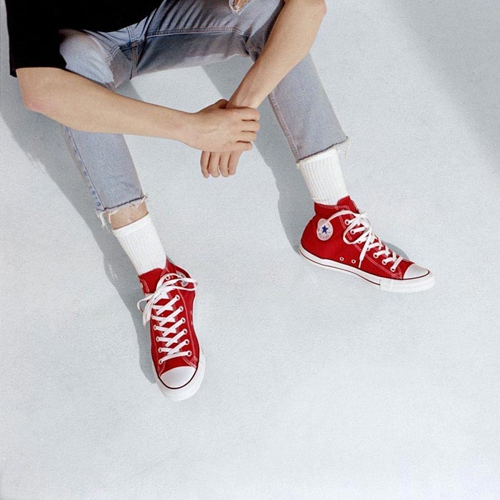 Giày Converse màu đỏ và xu hướng street style mùa hè