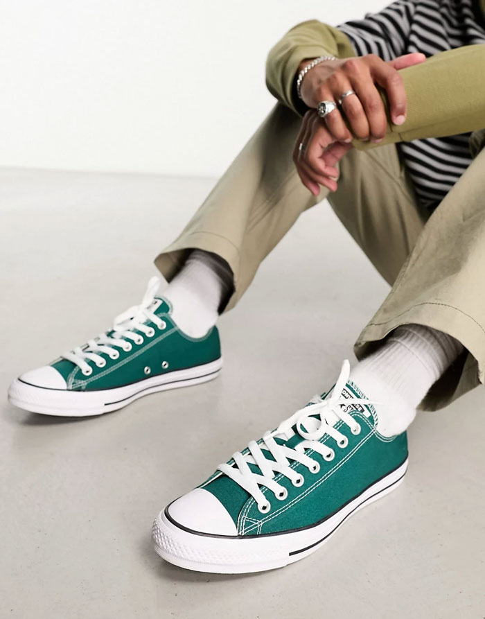 Giày Converse màu xanh - Năng lượng tươi mới cho mỗi bước chân