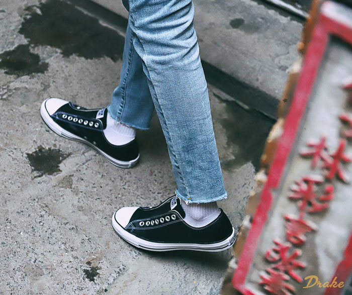 Những đôi giày Converse nữ đen cuốn hút giúp bạn chào đón mùa hè năng động