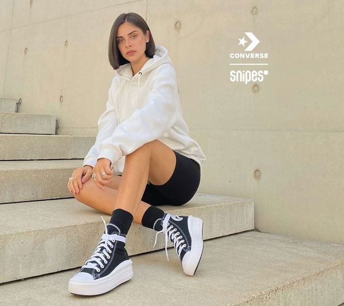 Những đôi giày Converse nữ đen cuốn hút giúp bạn chào đón mùa hè năng động