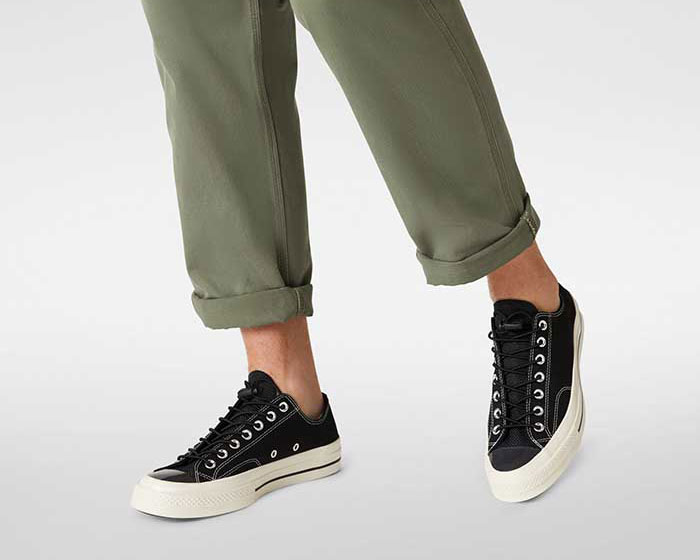 Những đôi giày Converse nữ đen cuốn hút giúp bạn chào đón mùa hè năng động