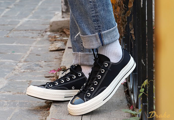 Những đôi giày Converse nữ đen cuốn hút giúp bạn chào đón mùa hè năng động