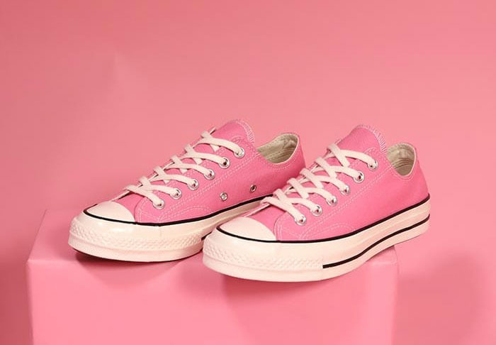 Giày Converse nữ cổ thấp màu hồng và cách phối màu đầy tinh tế