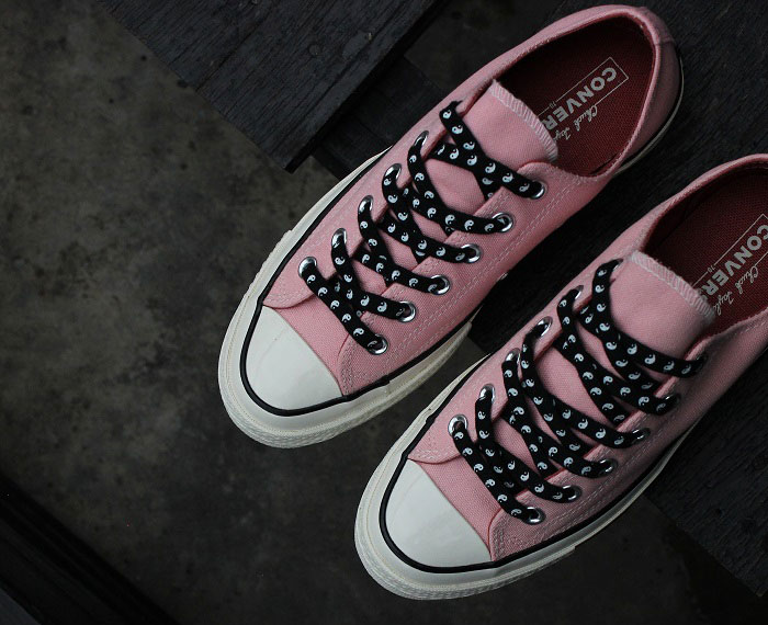 Giày Converse nữ cổ thấp màu hồng và cách phối màu đầy tinh tế