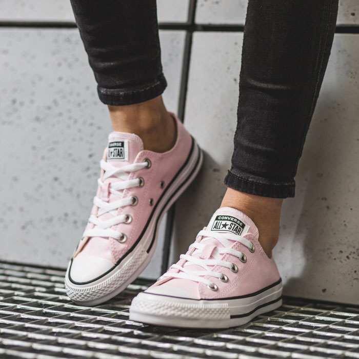 Giày Converse nữ cổ thấp màu hồng và cách phối màu đầy tinh tế
