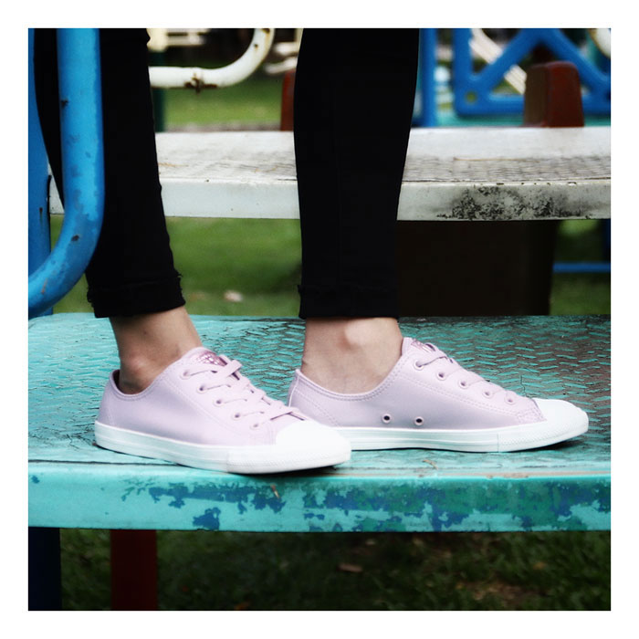 Giày Converse nữ cổ thấp màu hồng và cách phối màu đầy tinh tế