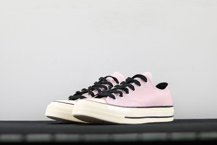 Giày Converse nữ cổ thấp màu hồng và cách phối màu đầy tinh tế