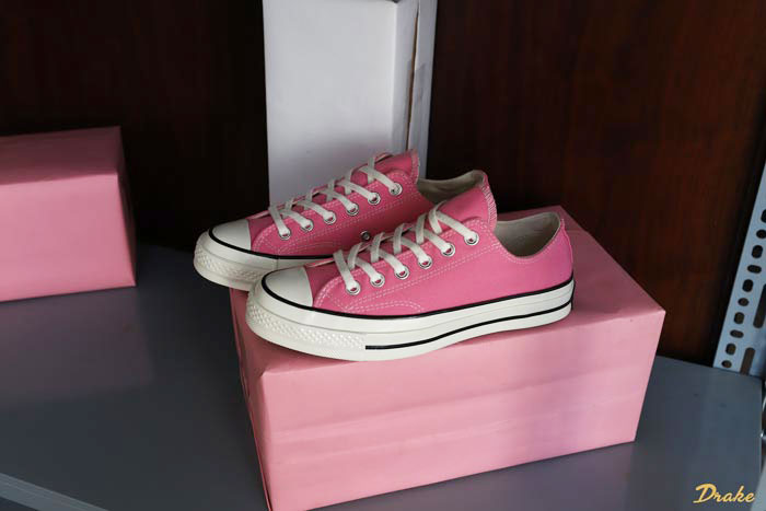 Giày Converse nữ cổ thấp màu hồng và cách phối màu đầy tinh tế