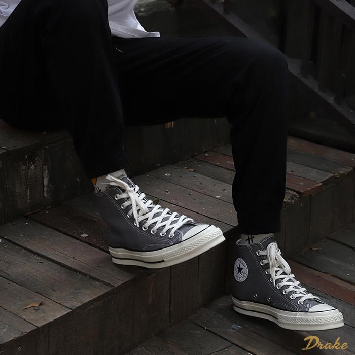 Đắm chìm trong tone màu thanh lịch của giày Converse xám