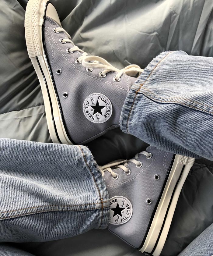 Đắm chìm trong tone màu thanh lịch của giày Converse xám