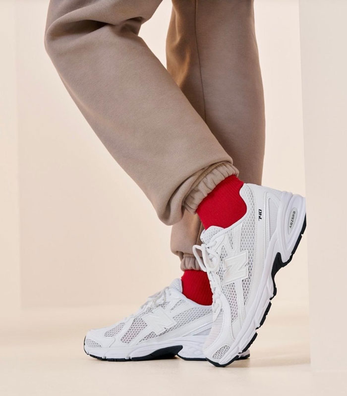 Giày New Balance 740 – Khám phá sức hút của mẫu sneaker mang dấu ấn Y2K
