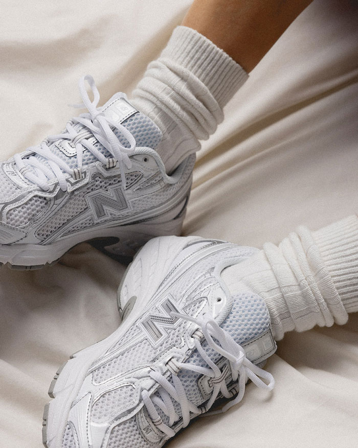 Giày New Balance 740 – Khám phá sức hút của mẫu sneaker mang dấu ấn Y2K