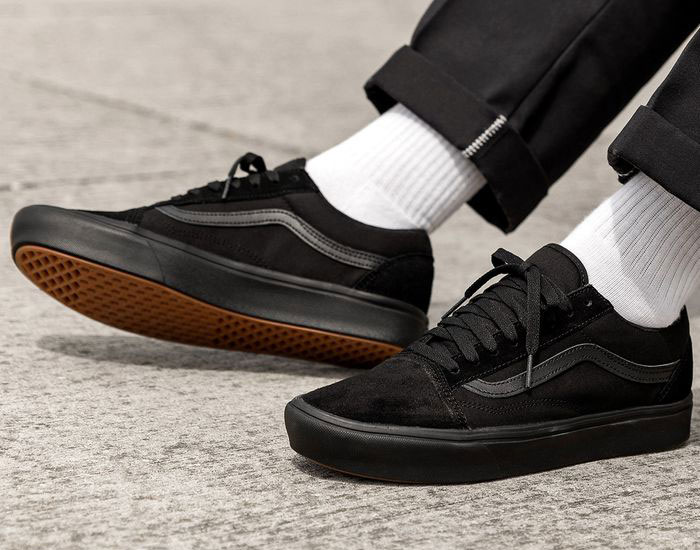 Tại Sao Giày Vans Old Skool Đen Xứng Đáng Được Các Tín Đồ “Mở Hầu Bao”?