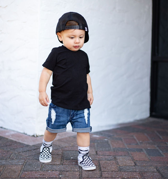 Ai cũng phải đổ gục trước style cá tính mix với giày Vans cho bé trai