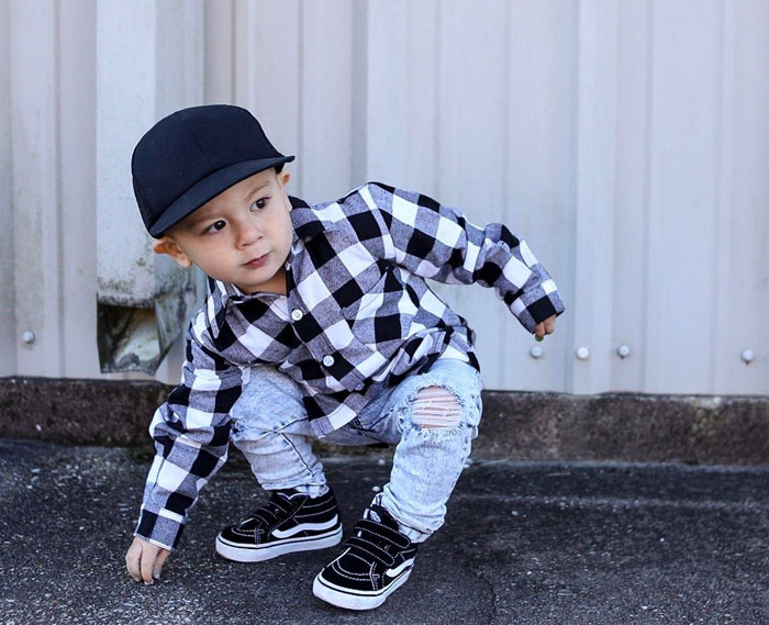 Ai cũng phải đổ gục trước style cá tính mix với giày Vans cho bé trai