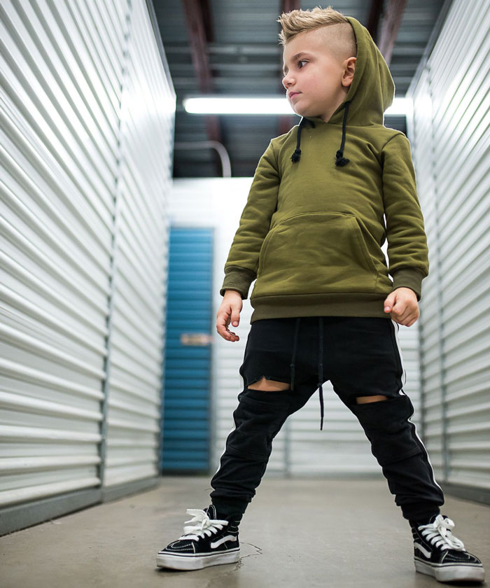 Ai cũng phải đổ gục trước style cá tính mix với giày Vans cho bé trai