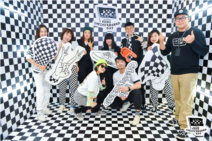 Giày Vans họa tiết checkerboard gắn liền với những hoạt động đầy ý nghĩa