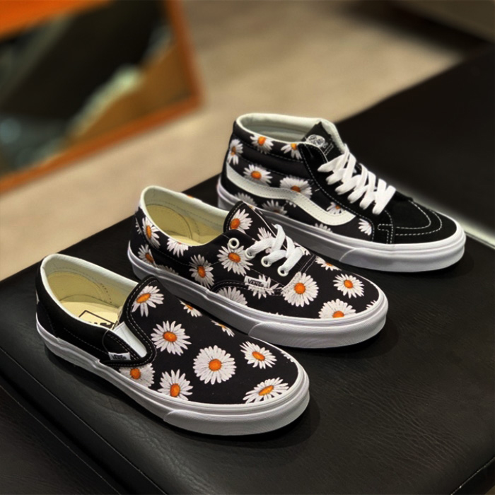 Du xuân cùng điểm nhấn nữ tính qua giày Vans in hoa