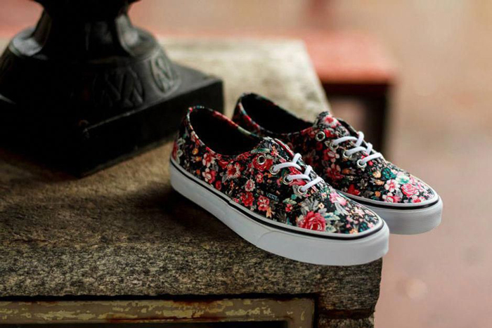 Du xuân cùng điểm nhấn nữ tính qua giày Vans in hoa