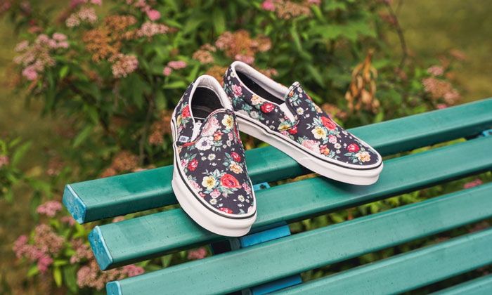 Du xuân cùng điểm nhấn nữ tính qua giày Vans in hoa