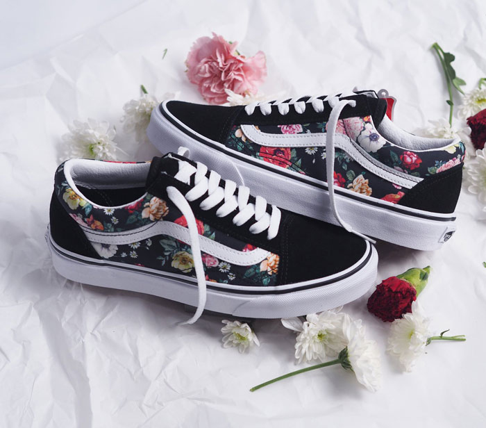 Du xuân cùng điểm nhấn nữ tính qua giày Vans in hoa