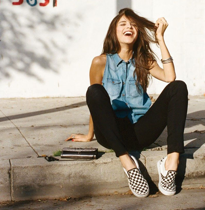 Khắc phục mọi outfit nhàm chán chỉ với một mẫu giày Vans lười caro