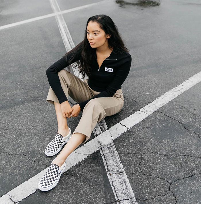 Mix - match ngày thu với giày Vans lười kẻ caro dành cho phái nữ