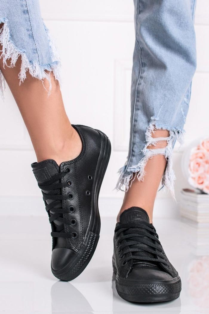 Phong cách thời trang đẳng cấp và bền bỉ cùng giày Converse da đen