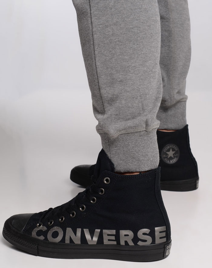 Giày Converse full đen chinh phục hàng triệu tín đồ Converse